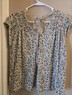 NWOTLiverpool Los Angeles Olive Branch Cream Floral V-Neck